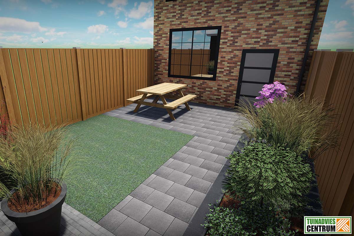 Aangelegde tuin met houten schutting, gazon, bestrating, picknicktafel en beplanting.