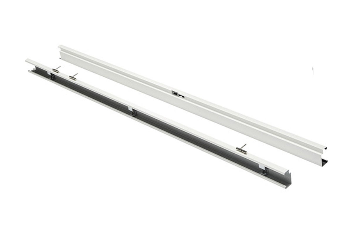 Twee metalen profielrails met geïntegreerde montageclips.