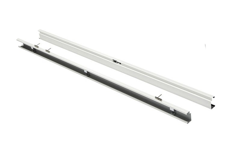 Twee metalen profielrails met geĂŻntegreerde montageclips.