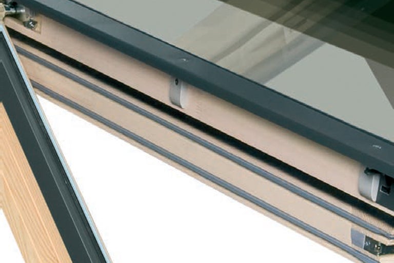 Detailweergave van een dakraam met houten frame en isolatieglas