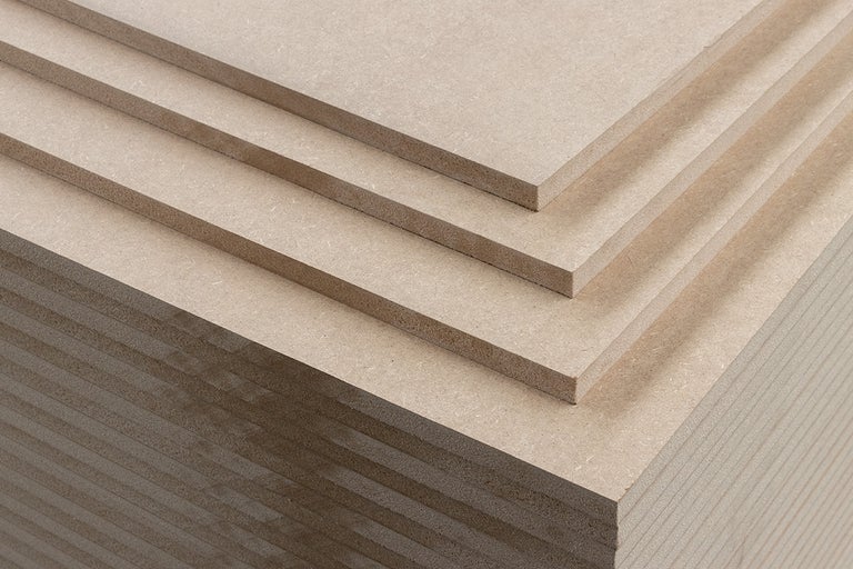 Stapel onbewerkte MDF-platen voor interieurbouw