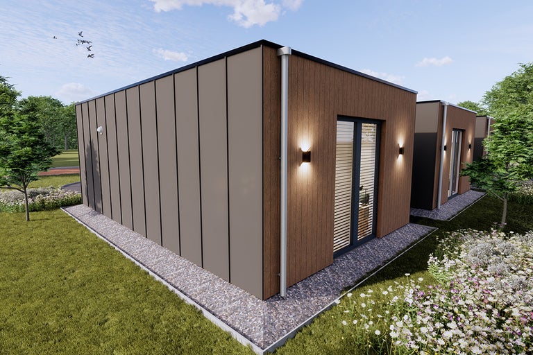 Moderne tuinhuizen met houten en metalen bekleding in een groene tuin.