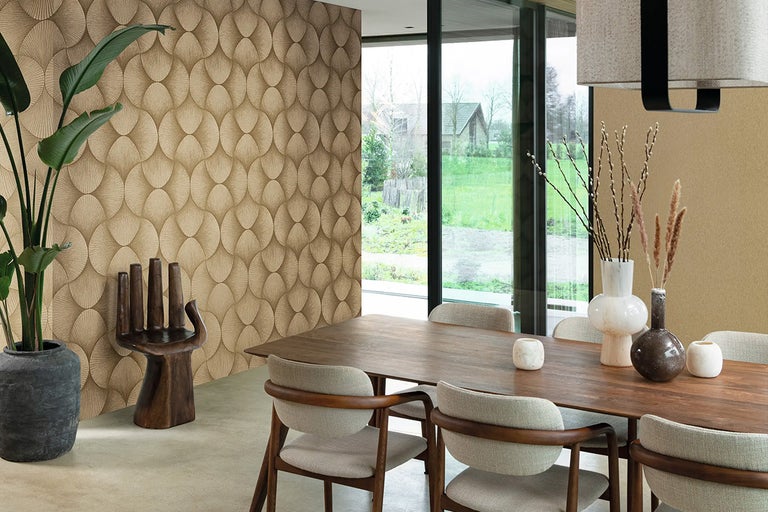 Eetkamer met houten tafel, stoelen en patroonbehang voor een stijlvolle ambiance