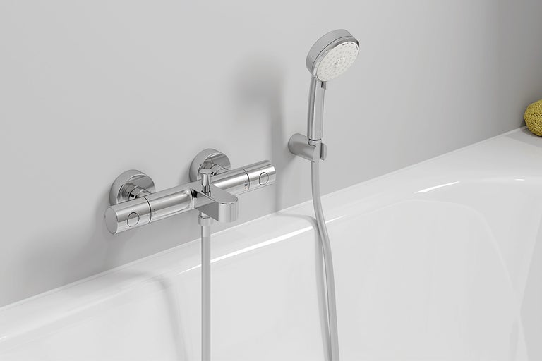 Opbouw douchearmatuur met handdouche en doucheslang op een bad