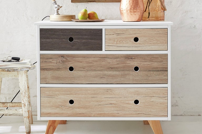 Kast met vier laden in verschillende houtkleuren