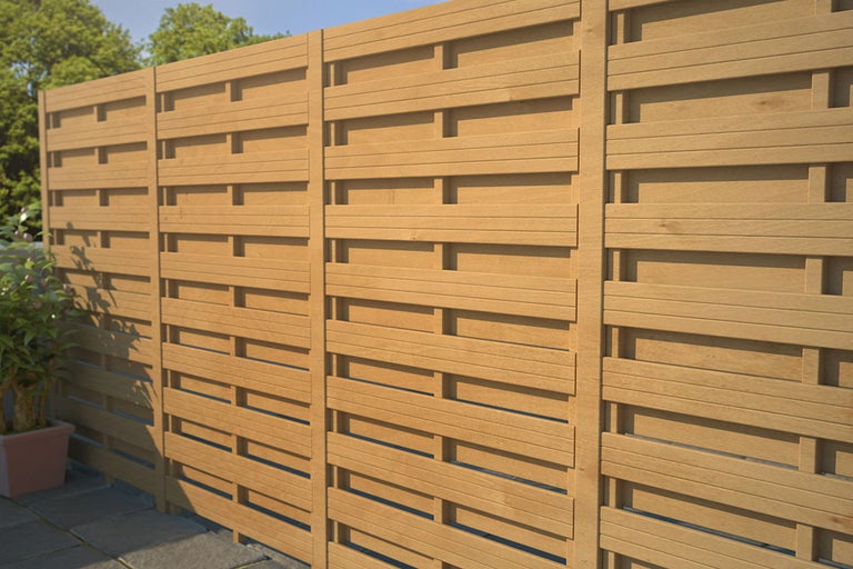 Houten tuinscherm met horizontale lamellen