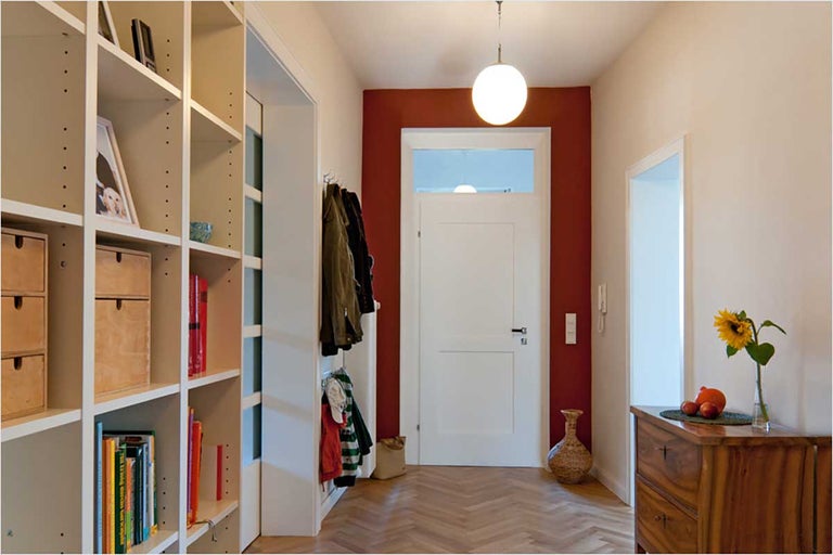 Entree met inbouwkast, garderobe en commode
