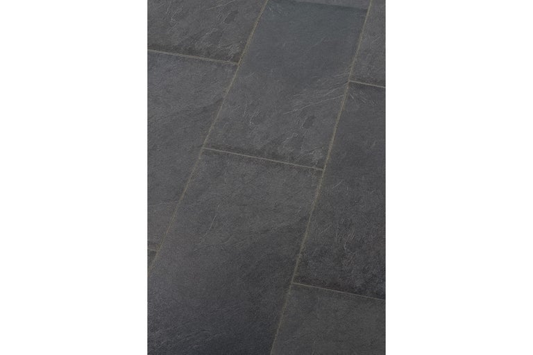 Detailopname van donkergrijze vloertegels