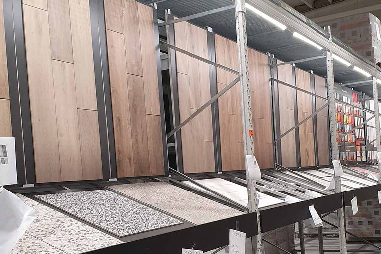 Showcase van vloerbedekkingen en wandpanelen in de Hornbach winkel