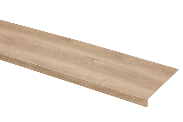 Traptrede in lichte eikenlook met L-profiel.