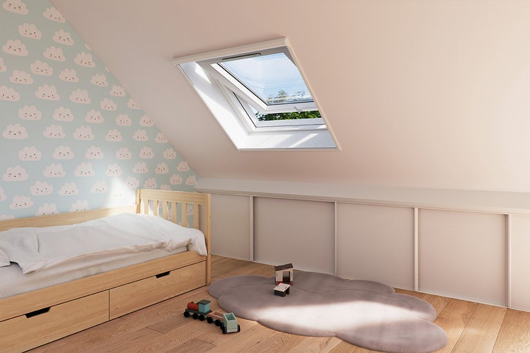 Lichte kinderkamer met dakraam, bed en speelgoed
