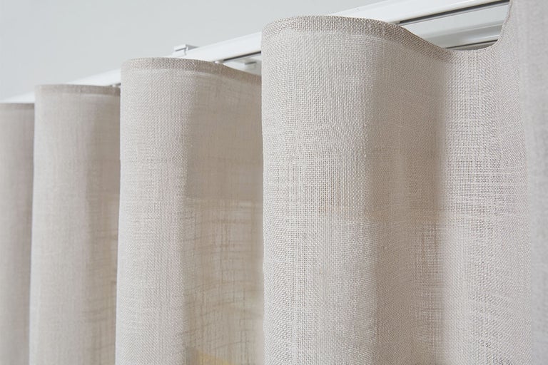 Gordijn van stof aan een gordijnroede