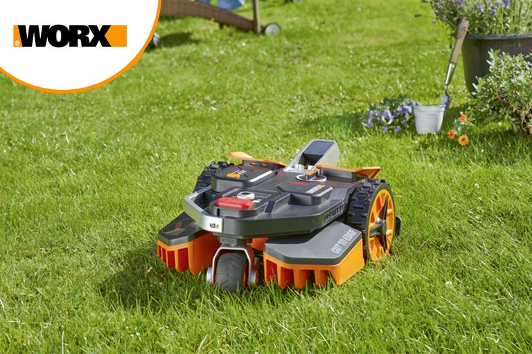 Worx Logo. Robotmaaier op een gazon.