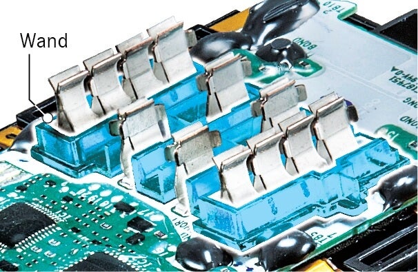 Detailopname van een elektronisch onderdeel met pinnen op een printplaat