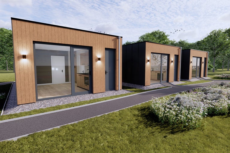 Meerdere tuinhuizen met houten bekleding, ramen en deuren in een tuin.