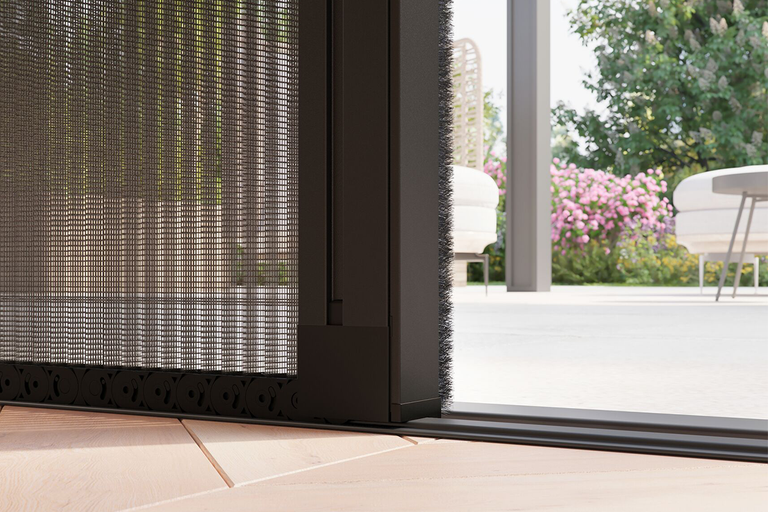 Detailopname van een insectenwerende deur met fijn gaas en borstelafdichting