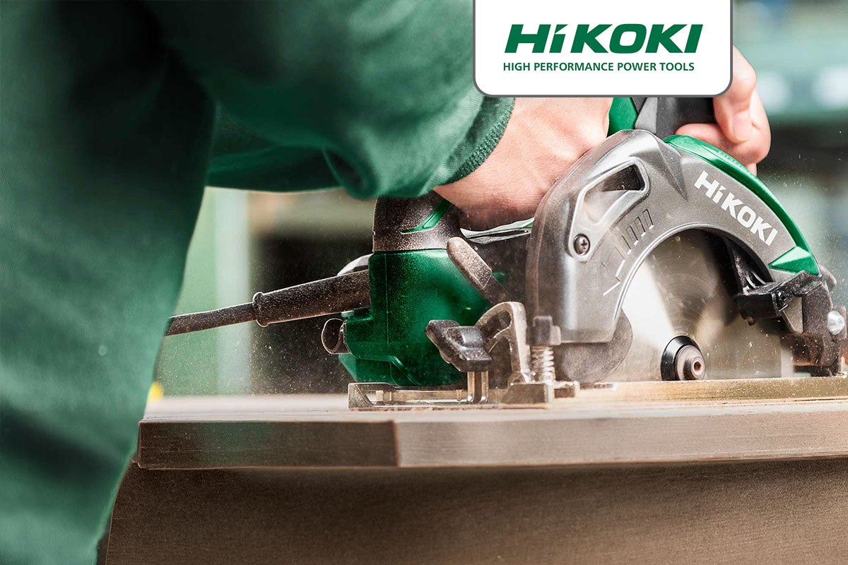 Persoon werkt met een HiKOKI cirkelzaag op een houten plank