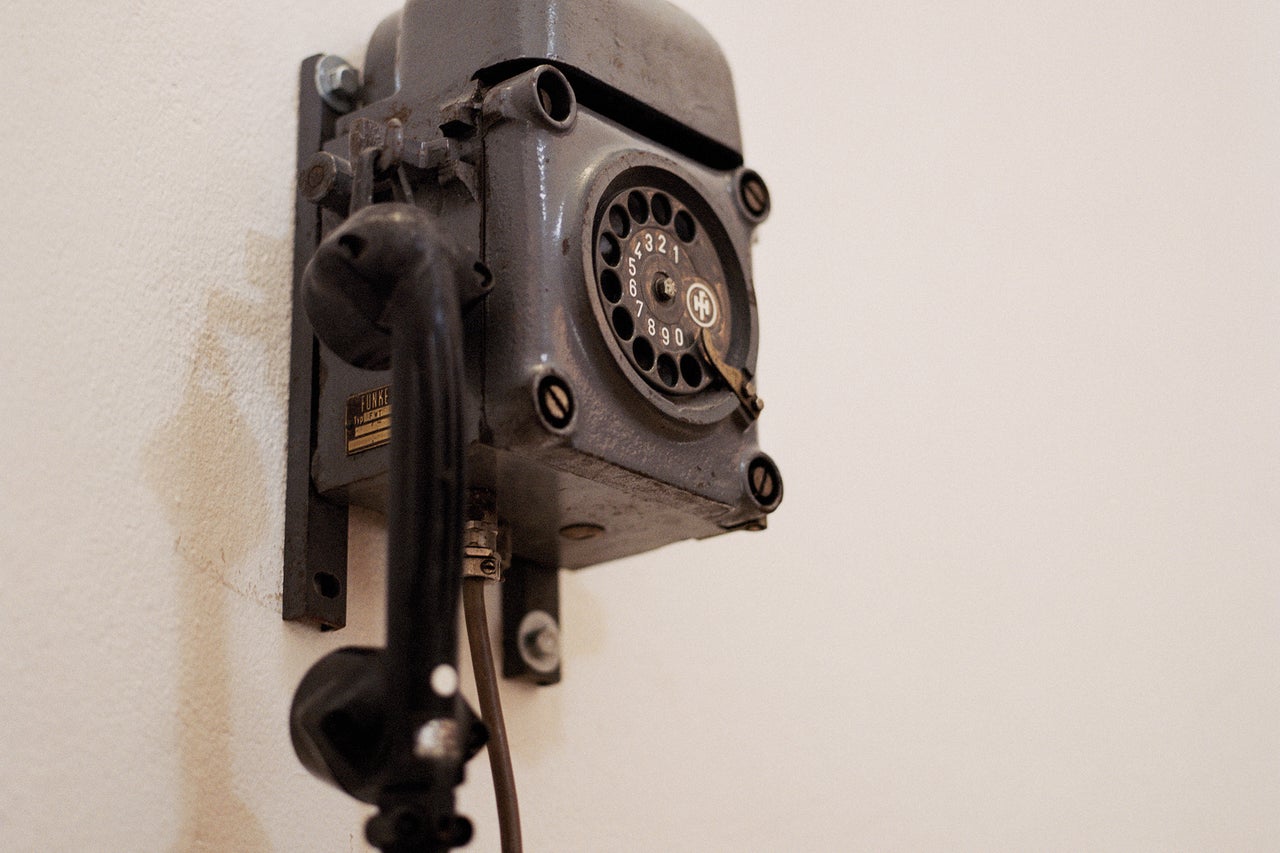 Wandtelefoon met draaischijf