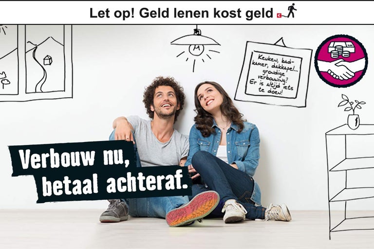 Een stel zit voor een muur met schetsen en de tekst: Nu renoveren, later betalen.