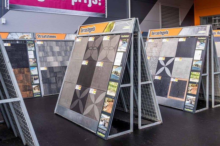 Tentoonstelling van terrastegels en straatstenen in een bouwmarkt