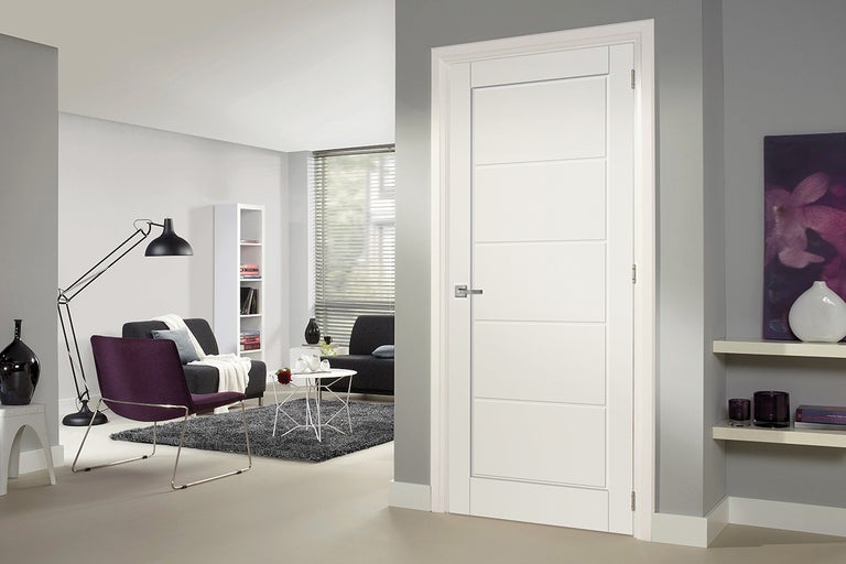 Moderne woonkamer scène met witte binnendeur en stijlvolle inrichting