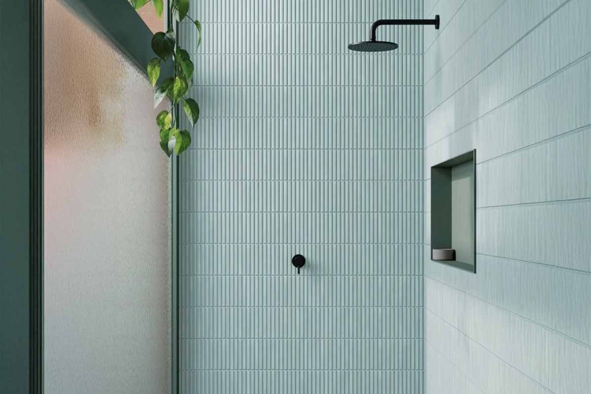 Moderne badkamer met lichte tegels, zwarte douche en ingebouwde plank