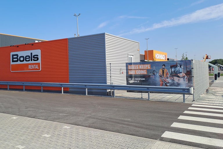 Exterieur van een Hornbach bouw- en tuinmarkt met Boels Rental filiaal en reclameruimte