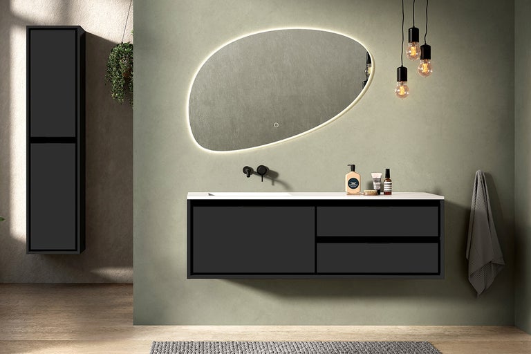 Moderne badkamer met wastafelonderkast, spiegel met verlichting en hoge kast