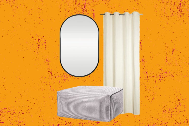 Decoratieve scène met een langwerpige spiegel, een zitkubus en een gordijn