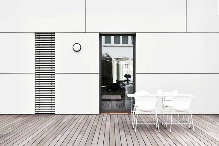 Terras met houten vloer, tuinmeubelen en gevel