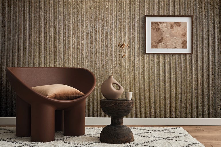 Woonkamer scène met fauteuil, bijzettafel, decoratie en ingelijste foto aan de muur