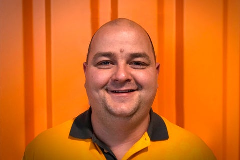 Portret van een man met een geel poloshirt