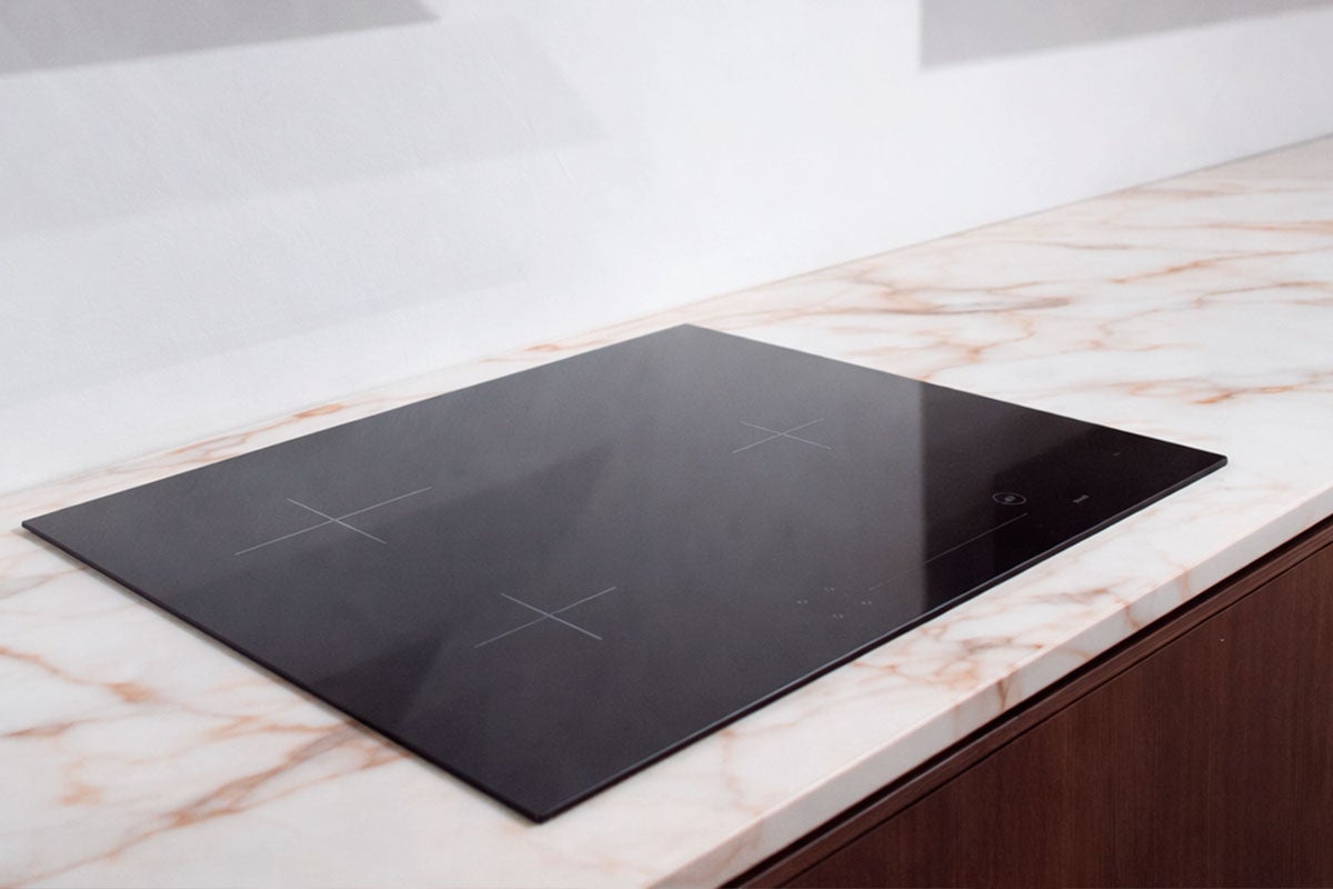 Zwarte inductiekookplaat op een aanrecht.