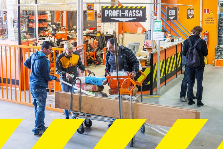Klanten met bouwmaterialen bij de Profi-Kassa in de Hornbach bouwmarkt