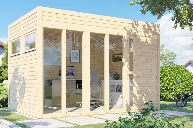 Houten tuinhuis met ramen en een deur in de tuin