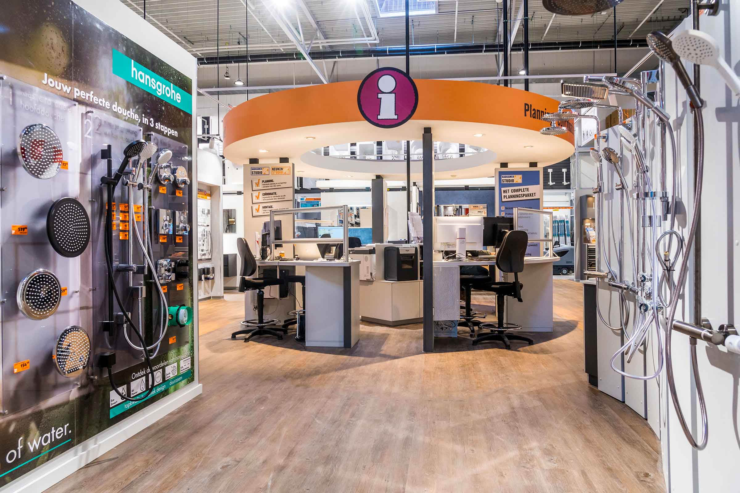 Interieur van een Hornbach-winkel met doucheproducten en een planningsruimte.