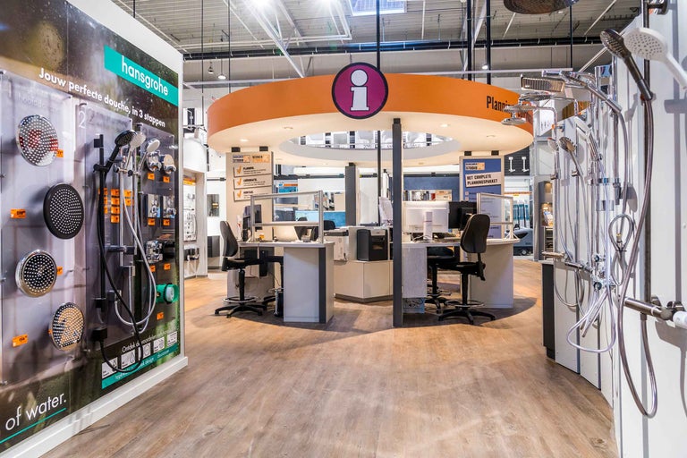 Interieur van een Hornbach-winkel met doucheproducten en een planningsruimte.
