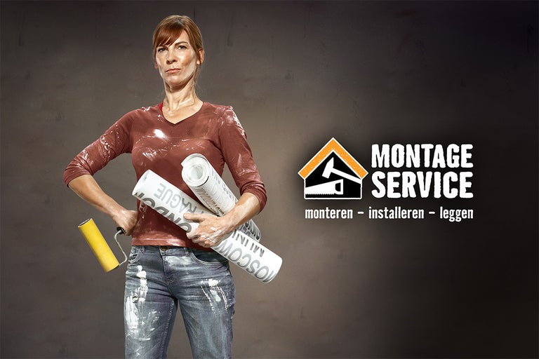 Vrouw met behangrollen en verfroller voor de Hornbach montageservice
