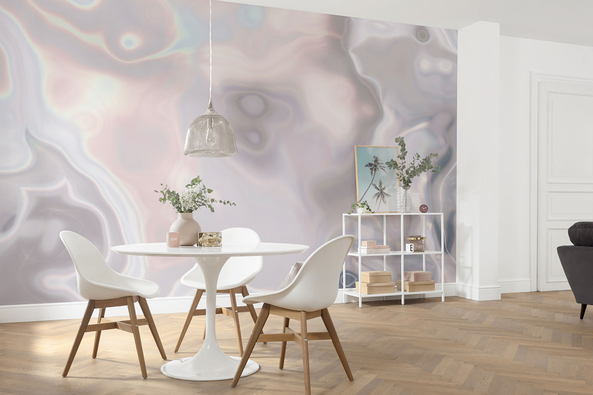 Eetkamer met eettafel, stoelen, rek en wandbehang met marmerpatroon