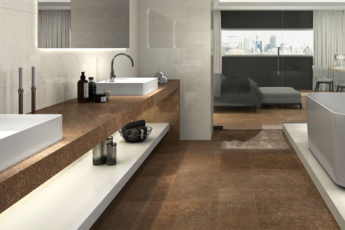 Moderne badkamer met wastafels, tegels en een slaapkamer op de achtergrond