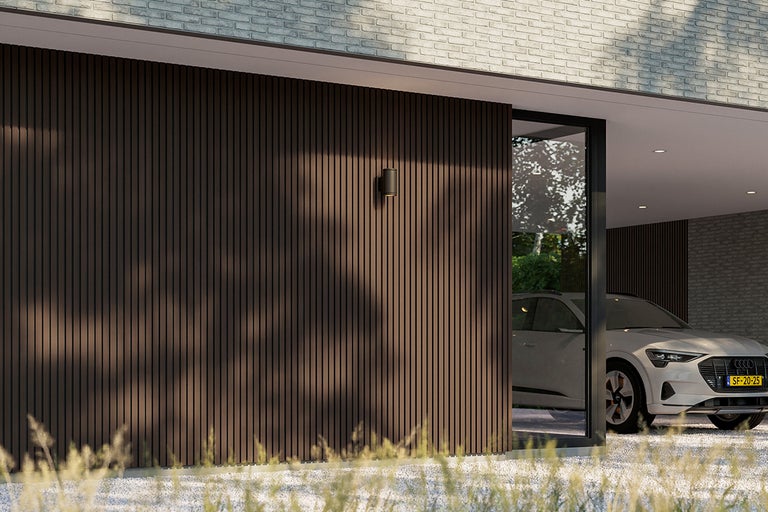 Buitenkant van een modern huis met houten gevel en auto in de garage
