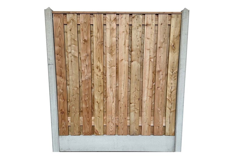 Houten schutting met betonnen palen en voet