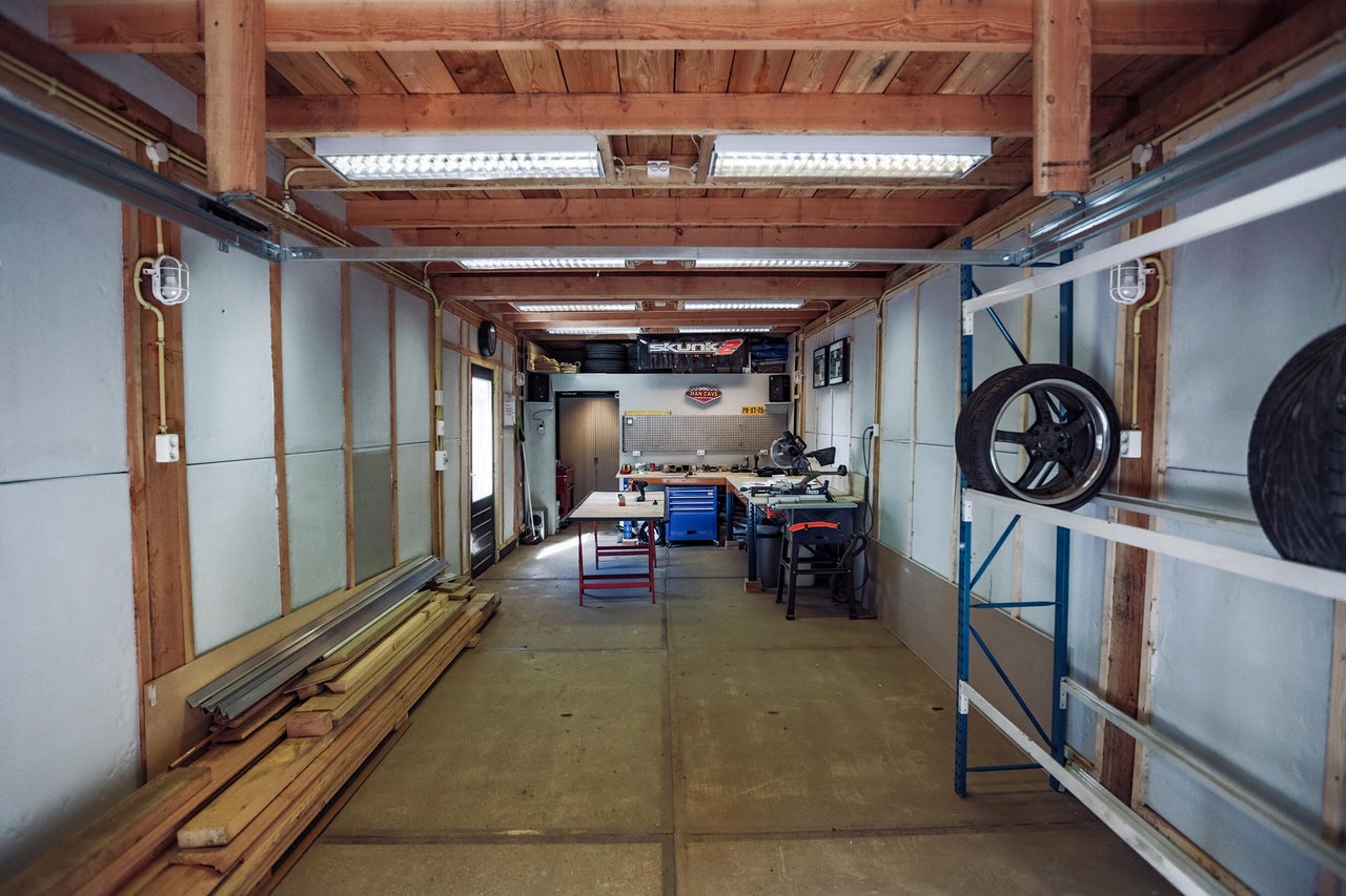 Werkplaats met werkbank, rekken en gereedschap