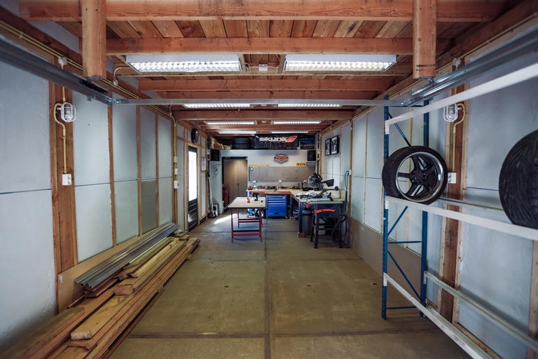 Werkplaats met werkbank, rekken en gereedschap