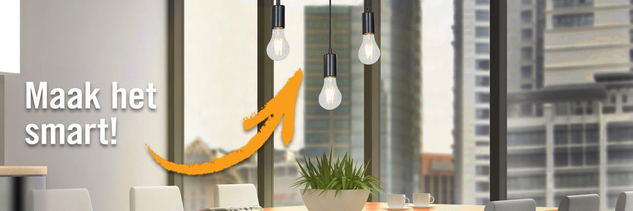 Drie slimme LED-filamentlampen in een lichte, moderne eetkamer met uitzicht op de skyline van de stad.
