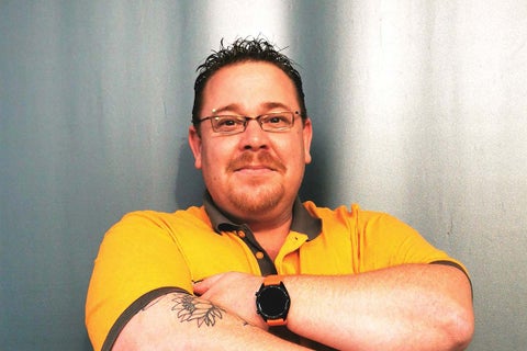 Portret van een man met bril en smartwatch