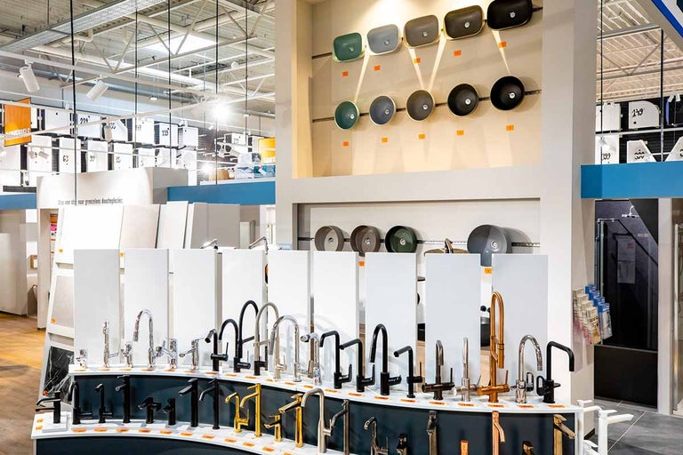 Showroom van wastafelkranen en waskommen in de Hornbach winkel