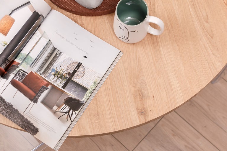 Ronde tafel met tijdschrift en mok