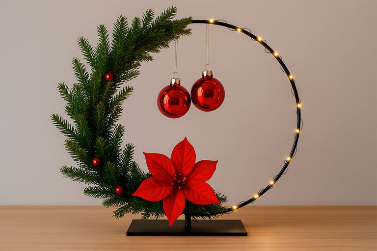 Decoratieve kerstversiering met verlichting, kerstballen, kerstster en dennenappels