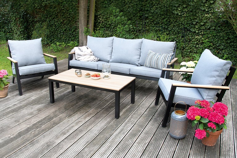 Tuinmeubelset met bank, stoelen en tafel op een terras